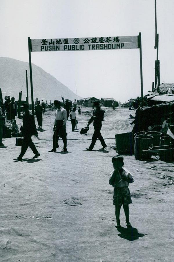 1950년대 초 서구 충무동 부산시 진개장. ‘부산지구 공설진개장’이라 쓰였다.  부경근대사료연구소 제공