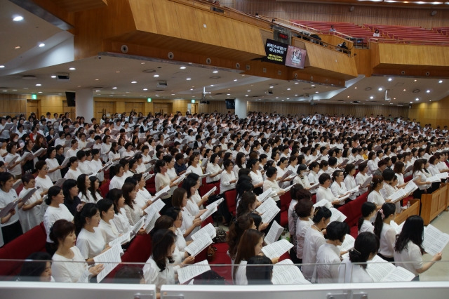 14일 부산 호산나교회에서 열린 K-가스펠문화축제 및 714기도대성회에서 부산 지역 1800여개 교회가 연합해 만든 ‘1800 찬양대’가 ‘살아계신 주’ 찬송을 부르고 있다. ‘1800 찬양대’ 안민 대표 섬김이는 “하나님이 우리에게 주신 부흥의 파도를 함께 탄 대원들을 축복한다”고 말했다.