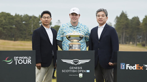 (왼쪽부터) 제네시스사업본부장 송민규 부사장, ‘2024 제네시스 스코티시 오픈’ 우승자 로버트 매킨타이어, 현대차 장재훈 사장이 기념촬영을 하는 모습 [사진제공=제네시스]