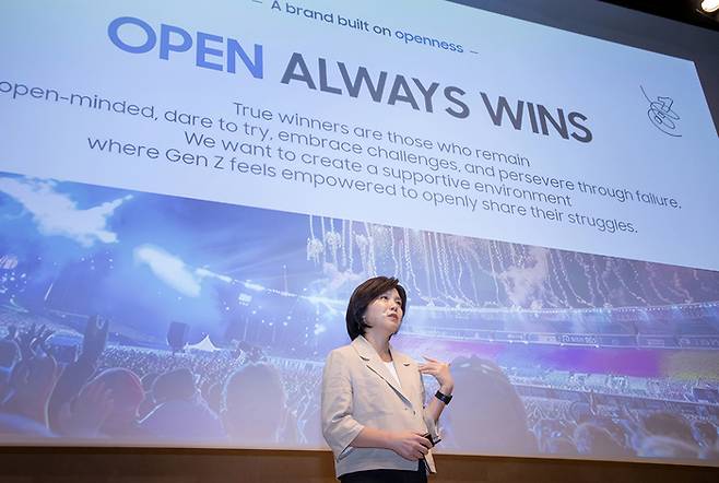 11일(현지시간) 프랑스 파리에서 삼성전자 MX사업부 마케팅팀 박정미 상무가 삼성전자의 올림픽 파트너십 활동과 2024 파리 올림픽을 위한 다양한 마케팅 활동에 대해 소개하고 있다. [사진출처=삼성전자]