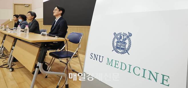 서울의대·서울대병원 교수협의회 비상대책위원회가 15일 오전 서울 종로구 서울의대 융합관에서 ‘조규홍 보건복지부 장관께 드리는 의견’을 주제로 기자회견을 열고 있다. 2024.7.15[이충우기자]