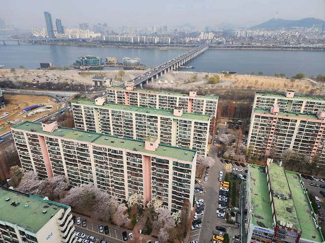 서울 서초구 '신반포 2차 아파트' 조합원들이 적어도 4억원 이상의 재건축 분담금을 내게 됐다. 사진은 지난해 3월 신반포2차 아파트 모습. /사진=뉴스1