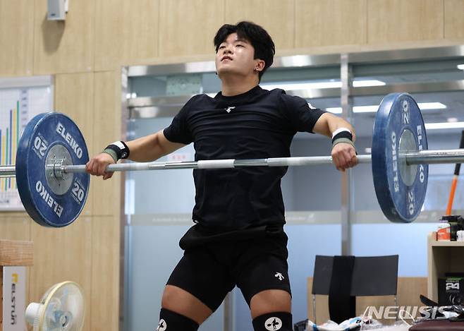 [진천=뉴시스] 김진아 기자 = 26일 충북 진천국가대표선수촌에서 열린 2024 파리하계올림픽대회 D-30 미디어데이에서 역도 국가대표 박주효가 훈련을 하고 있다. 2024.06.26. bluesoda@newsis.com