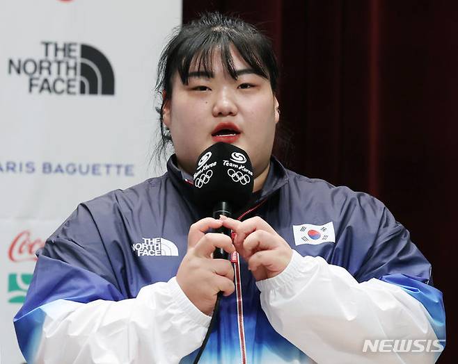 [진천=뉴시스] 김진아 기자 = 26일 충북 진천국가대표선수촌 챔피언하우스에서 열린 2024 파리하계올림픽대회 D-30 미디어데이 대한민국선수단 기자회견에서 역도 국가대표 박혜정이 취재진의 질문에 답하고 있다. 2024.06.26. bluesoda@newsis.com
