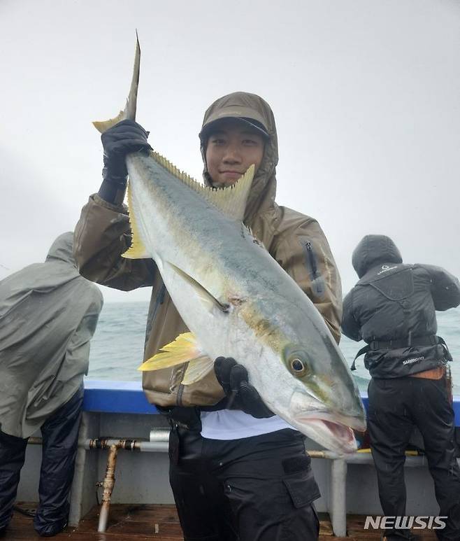 [광주=뉴시스] 최근 강진 마량항 일원에서 열린 2024 샤크컴퍼니컵 빅게임 낚시대회가 성황리에 끝났다.