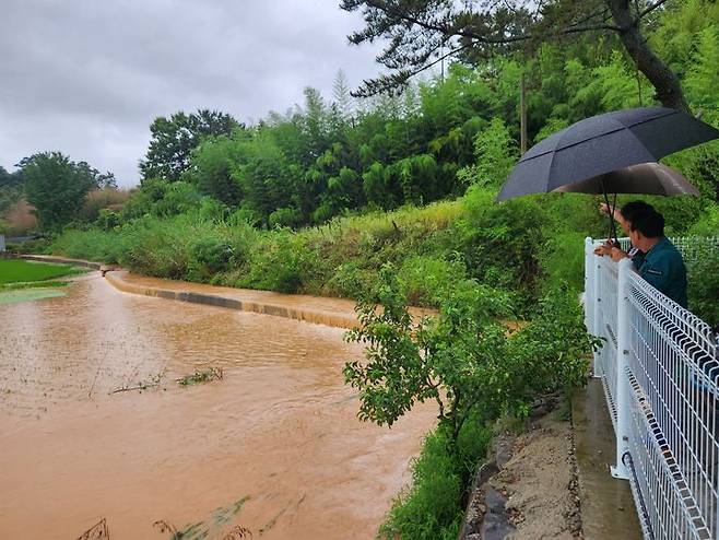 [논산=뉴시스]충남 논산지역에 시간당 30-50mm의 많은 비가 쏟아지면서 농경지 등이 침수됐다. 2024. 07. 08  *재판매 및 DB 금지