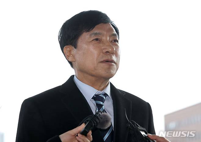 [과천=뉴시스] 김금보 기자 = 이성윤 법무연수원 연구위원이 지난 2월14일 오후 자신에 대한 검사징계위원회가 열리는 정부과천청사 법무부 앞에서 발언하고 있다. 이날 이 위원은 취재진에게 입장을 밝힌 뒤 징계위에는 출석하지 않고 돌아갔다. 2024.02.14. kgb@newsis.com