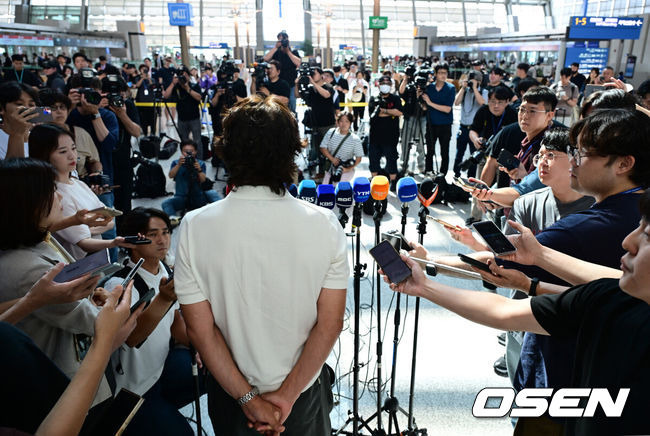 [OSEN=인천공항, 김성락 기자] 15일 오전 대한민국 축구대표팀의 새 감독으로 선임된 홍명보 감독이 인천국제공항을 통해 출국했다. 홍명보 감독은 자신과 함께할 외국인 코칭스태프 선임 관련 업무를 소화할 예정이다. 홍명보 감독이 취재진의 질문에 대답하고 있다. 2024.07.15 / ksl0919@osen.co.kr