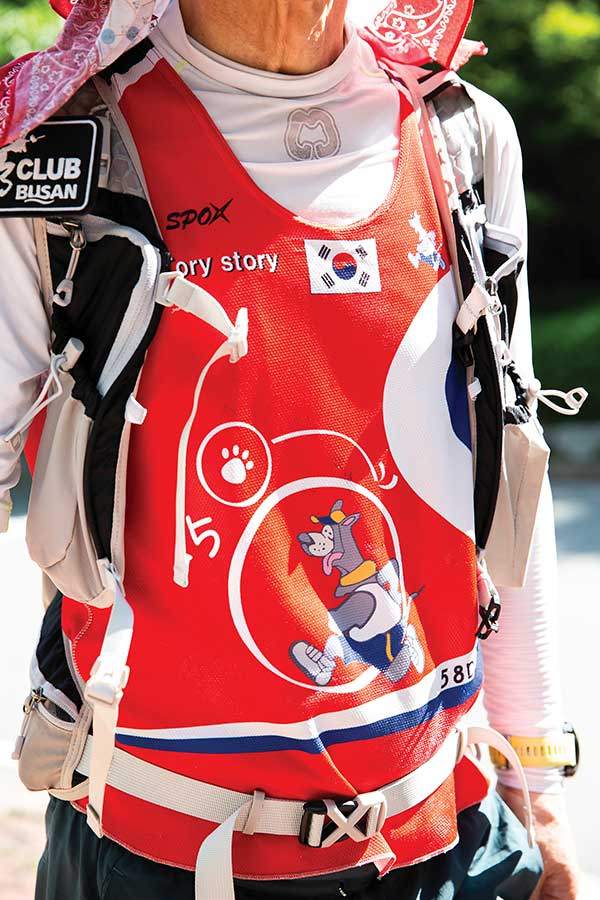 안씨의 산행 장비. 경량속공, 그리고 애국이 키워드다.