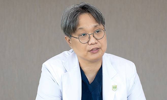 최준 고려대 안산병원 이비인후과 교수는 “몇 년 전 국제학술지 란셋에 발표된 보고에 따르면 난청은 전 세계 치매 환자 8%에 영향을 미쳤을 것으로 추정된다. 이는 비만·당뇨 등 다양한 치매에 영향을 주는 요인 중 ‘조절 가능한 인자’로 가장 높은 비율”이라고 강조하며 “난청의 경우 적극적인 치료 시 치매 예방뿐 아니라 교통사고 등 안전에도 도움이 된다”고 조언했다. 고려대 안산병원 제공