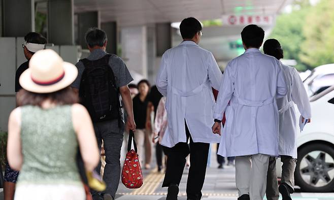 정부가 수련병원들에 주문한 전공의 사직서 처리 기한인 15일 서울의 한 대형병원에서 의료진이 이동하고 있다. 뉴스1