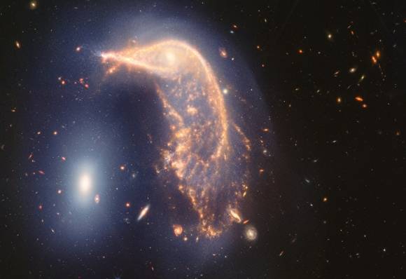 제임스 웹 우주망원경의 NIRCam(근적외선 카메라)과 MIRI(중적외선 장비)의 데이터를 합쳐 만든 Arp 142의 이미지. 사진=NASA, ESA, CSA, STScI