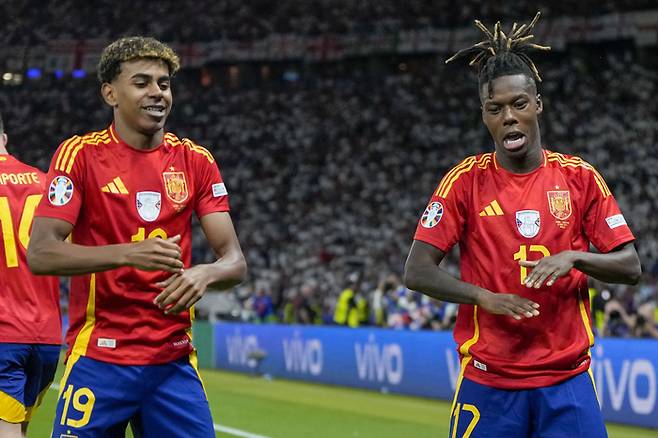 스페인 니코 윌리엄스(오른쪽)가 15일 유로 2024 결승에서 선제골을 넣은 뒤 어시스트한 라민 야말과 함께 흥겹게 세리머니하고 있다.  AP연합뉴스