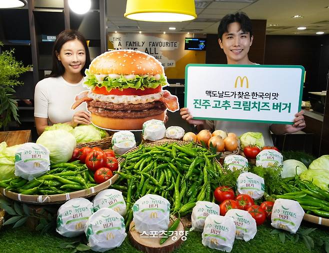 맥도날드는 알싸하고 매콤한 진주 고추가 들어간 ‘진주 고추 크림치즈 버거’를 포함한 신메뉴 3종을 출시했다.