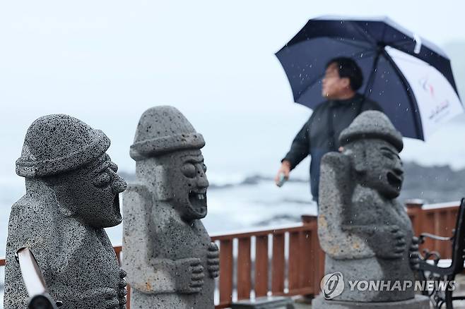 비 내리는 제주 바닷가 (서귀포=연합뉴스) 박지호 기자 = 비가 내린 10일 오전 한 시민이 제주 서귀포시 대정읍 사계해안로를 걷고 있다. 2024.7.10 jihopark@yna.co.kr