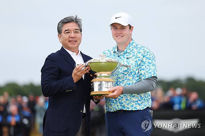 '2024 제네시스 스코티시 오픈' 성황리에 마쳐 (서울=연합뉴스) 제네시스 브랜드는 스코틀랜드 노스 베릭(North Berwick)에 위치한 르네상스 클럽(The Renaissance Club)에서 나흘간 진행된 '2024 제네시스 스코티시 오픈'이 성공적으로 마무리됐다고 15일 밝혔다. 사진은 현대차 장재훈 사장, '2024 제네시스 스코티시 오픈' 우승자 로버트 매킨타이어가 기념 촬영하는 모습. 2024.7.15 [현대차·기아 제공. 재판매 및 DB 금지] photo@yna.co.kr