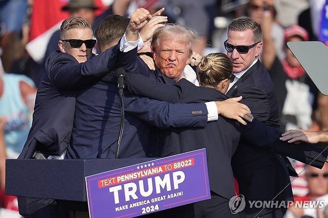 트럼프, 야외유세 중 총격 소리에 몸 숙인 뒤 긴급대피…"괜찮다"