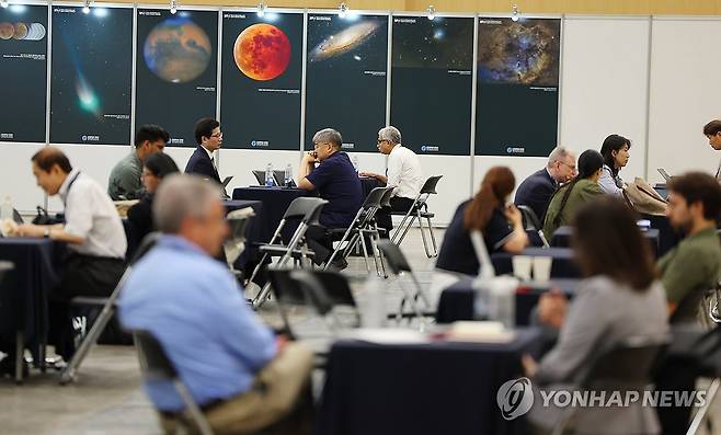 이야기 나누는 총회 참가자들 (부산=연합뉴스) 강선배 기자 = 15일 부산 벡스코에서 열리고 있는 '제45회 국제우주연구위원회(COSPAR) 학술 총회'와 함께 제1전시장에 마련된 휴게시설에서 참가자들이 담소를 나누고 있다. 2024.7.15 sbkang@yna.co.kr