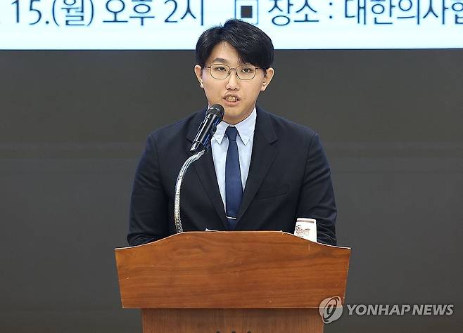 '올특위' 관련 기자회견하는 채동영 이사 (서울=연합뉴스) 류영석 기자 = 채동영 대한의사협회 홍보 이사가 15일 오후 서울 용산구 의협 회관에서 열린 '올바른 의료를 위한 특별위원회' 관련 사실 정정 및 현안 관련 기자회견에서 발언하고 있다. 2024.7.15 ondol@yna.co.kr