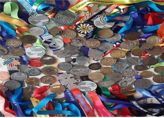<유연호 전 실장이 그동안 모은 마라톤 완주 메달들. 어지간한 사람은 한 번 완주도 힘든 풀 마라톤을 수십번 완주한 덕에 국제대회 ‘명예의 전당’에도 이름을 올렸다.>