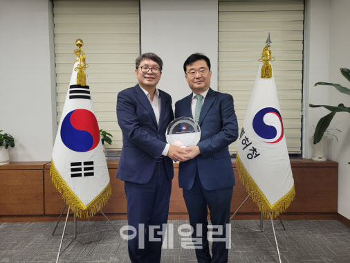 특허청 정인식 산업재산보호협력국장(왼쪽)이 우종균 MLB 국내대리인(오른쪽)으로부터 16일 지식재산보호활동 감사패를 전달받은 뒤 기념촬영을 하고 있다. (사진=특허청 제공)