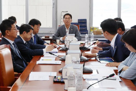 16일 오전 국회 환경노동위원회에서 고용노동법안심사소위원회가 열리고 있다. 이날 소위에서는 더불어민주당이 당론으로 정한 ‘노란봉투법’(노동조합 및 노동관계조정법 개정안)을 의결했다. (사진=연합뉴스)