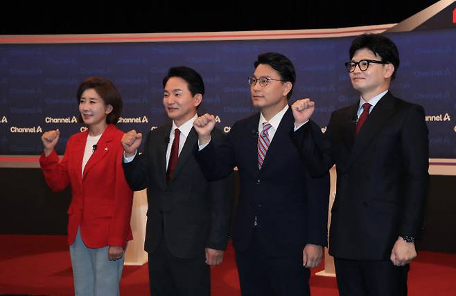 나경원(왼쪽부터)·원희룡·윤상현·한동훈 국민의힘 당 대표 후보 4인이 16일 오후 서울 마포구 상암동 채널A 스튜디오에서 열린 3차 당대표 후보 방송토론회에 앞서 기념촬영을 하고 있다. (사진=뉴스1)