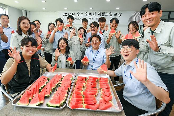 현대모비스 A/S 우수 협력사  임직원들이 수박과 감사장을 받고 기념촬영을하는 모습(현대모비스 제공).