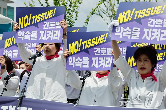 탁영란 대한간호협회 회장(왼쪽 첫번째)이 27일 서울 여의도 국회의사당 앞에서 '간호법안 제정 촉구 집회'를 연 뒤 21대 국회를 향해 간호법 통과를 촉구하며 구호를 외치고 있다. 2024.5.27/뉴스1 ⓒ News1 안은나 기자