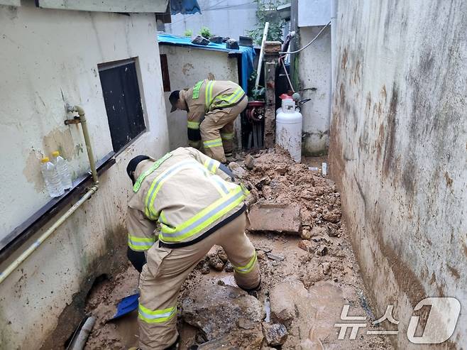 16일 오전 경남 거제시 장승포동의 한 건물이 호우로 침수돼 소방대원들이 안전조치를 취하고 있다. (경남소방본부 제공) 2024.7.16/뉴스1 ⓒ News1 윤일지 기자