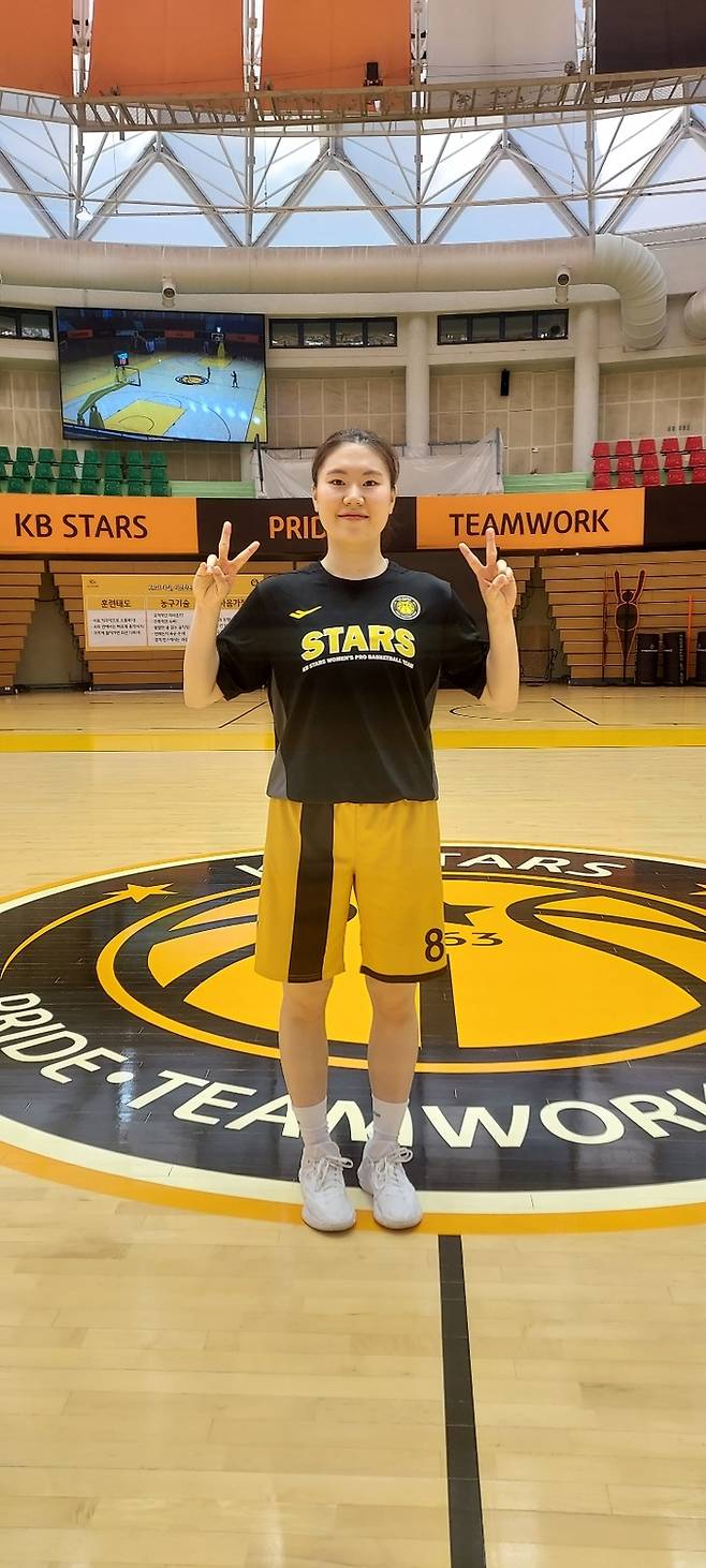 밝은 표정으로 포즈를 취하고 있는 국민은행 나윤정. 사진 | 스포츠서울 이웅희기자 iaspire@