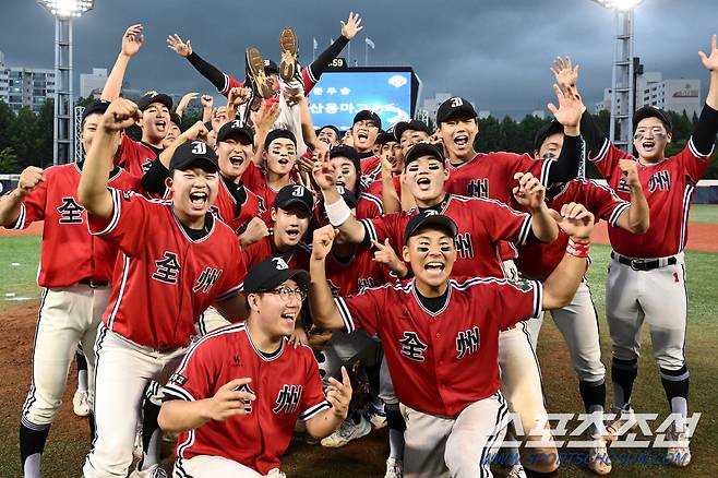 16일 서울 목동야구장에서 열린 제79회 청룡기 전국고교야구선수권대회 전주고와 마산용마고의 결승전. 전주고가 승리한 가운데 선수들이 주창훈 감독을 헹가래치고 있다. 목동=정재근 기자 cjg@sportschosun.com/2024.7.16/