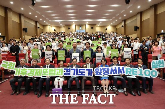 김동연 경기도지사는 16일 국회에서 개최된 '글로벌 RE100 압박과 한국의 대응' 토론회의 인사말을 통해 "기후위성 발사는 내년부터 추진에 들어갈 계획이다. 국내 처음으로 경기도가 기후위성을 보유하게 되면 재난 대비, 농업 축산업 분야, 도시 확장 및 개발 등에 필요한 각종 기후 데이터와 영상정보를 확보할 수 있다"고 밝혔다./경기도