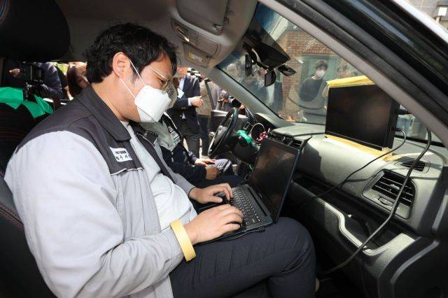 강원도 강릉에서 발생한 급발진 의심 사고와 관련해 급발진 여부를 밝힐 사고 재연 시험이 진행되고 있다. [사진제공=연합뉴스]