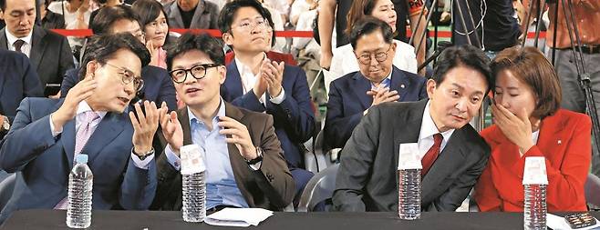 국민의힘 7·23 당 대표 경선에 출마한 윤상현(왼쪽부터)·한동훈·원희룡·나경원 후보가 15일 충남 천안에서 열린 충청권 합동연설회에서이야기를 나누고 있다. /연합뉴스