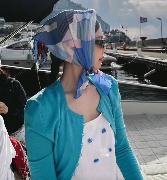 샤넬 스카프로 50~60년대 레트로 무드의 헤드 스카프 스타일링을 연출했다. @jennierubyjane