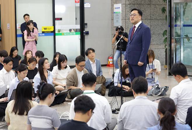 김병환 금융위원장 후보자가 지난 5일 오전 서울 중구 예금보험공사에 마련된 인사청문회 준비 사무실로 출근하며 취재진 질문에 답하고 있다. /연합뉴스