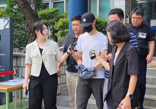 5살 어린이를 의식불명 상태에 빠지게 한 30대 태권도 관장이 지난 14일 오후 경기도 의정부시 의정부지방법원에서 열린 구속 전 피의자심문을 마친 뒤 법정을 나오고 있다.ⓒ연합뉴스