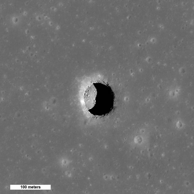 미국 항공우주국(NASA)의 달 정찰 인공위성(LRO)으로 촬영한 달 표면의 '마레 트랜퀄리타티스' 지역에 위치한 거대 구덩이. 달 구덩이 속에 형성된 지하 동굴은 달 표면과 비교하면 온도가 적당하고 방사선을 피할 수 있어 미래 달 탐사 기지나 은신처 후보로 유망하다. NASA/Goddard/Arizona State University 제공