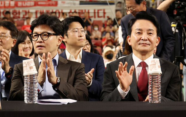 한동훈·원희룡 국민의힘 당대표 후보들이 지난 15일 오후 충남 천안 유관순체육관에서 열린 대전·세종·충북·충남 합동연설회에 참석하고 있다. 연합뉴스