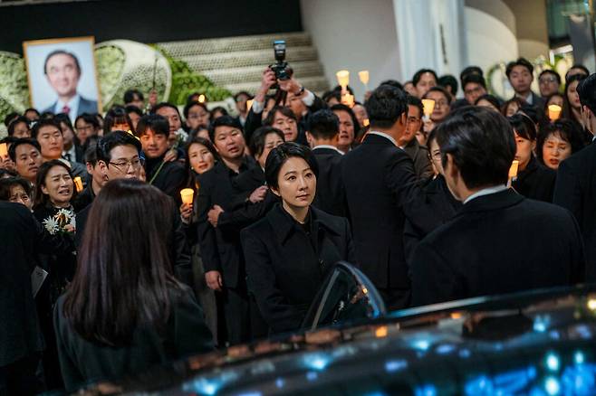 <돌풍>은 정치권을 비판하느라 역사의 또 다른 주인공인 ‘국민’을 삭제한다. 시민사회도 정치적 집회에 동원되는 것으로 묘사된다. 넷플릭스 제공