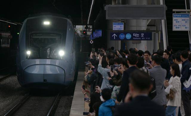 신형 고속열차 ‘KTX-청룡’이 첫 운행을 앞둔 4월 22일 서울역에 시승 행사를 위해 진입하고 있다. 하상윤 기자