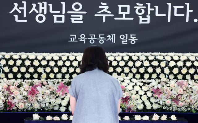 서울 서이초 교사 순직 1주기(18일)를 앞둔 15일 서울 종로구 서울시교육청에 마련된 서이초 교사 1주기 추모 공간을 찾은 시민이 고인을 추모하고 있다. 뉴스1