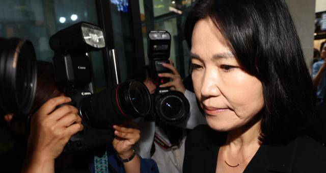 이진숙 방송통신위원장 후보자가 8일 오전 인사청문회 준비 사무실이 마련된 경기 과천시의 한 오피스텔 건물로 첫 출근하고 있다. 연합뉴스