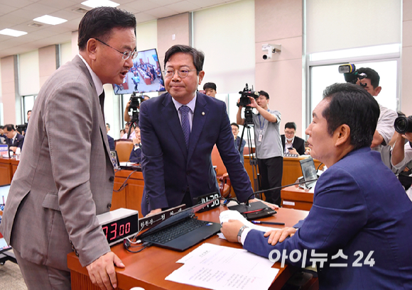 정청래 국회 법제사법위원장이 16일 오후 국회 법사위 전체회의에서 '윤석열 대통령 탄핵 국민청원' 청문회 증인 추가 출석 요구의 건에 대한 토론 방식을 두고 국민의힘 간사인 유상범 의원(왼쪽), 더불어민주당 간사인 김승원 의원(오른쪽)과 대화하고 있다. [사진=곽영래 기자]