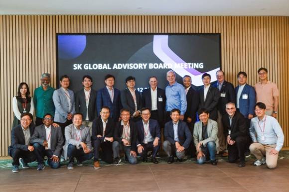 곽노정(오른쪽 아래 네번째) SK하이닉스 대표이사 사장이 지난 12일(현지시간) 'SK 글로벌 자문위원회'에 참여해 주요 임직원 및 미국 학계·업계 관계자들과 기념 촬영을 하고 있는 모습. [사진=SK하이닉스]