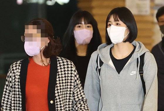 배구선수 이재영·이다영 자매가 지난 2021년 16일 오후 그리스 리그 PAOK 테살로니키 구단에 합류하기 위해 인천국제공항 제1터미널에서 출국장으로 이동하고 있다. 연합뉴스