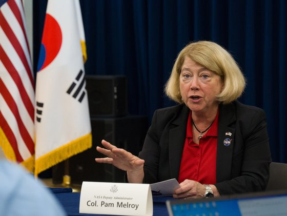 16일 서울 용산구 남영동 주한미국대사관에서 언론 인터뷰 중인 팸 멜로이 미 항공우주국(NASA) 부국장. 사진 주한미국대사관