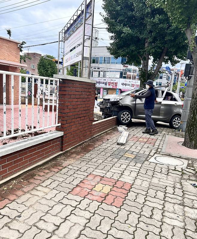 16일 낮 경북 경산시 옥곡동 경산여고 앞 도로에서 70대 여성 A씨가 운전하는 승용차가 학교 담장으로 돌진해 충돌하는 사고가 발생했다. 사진 독자, 연합뉴스