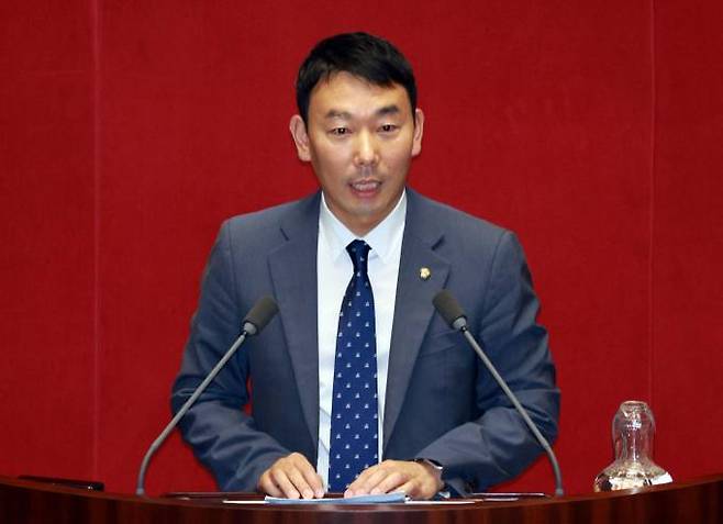 더불어민주당&nbsp;김용민&nbsp;의원이 2일 국회에서 열린 본회의에서 검사 4인에 대한 탄핵소추안의 법제사법위원회로의 회부 동의의건 제안설명을 하고 있다. 연합뉴스